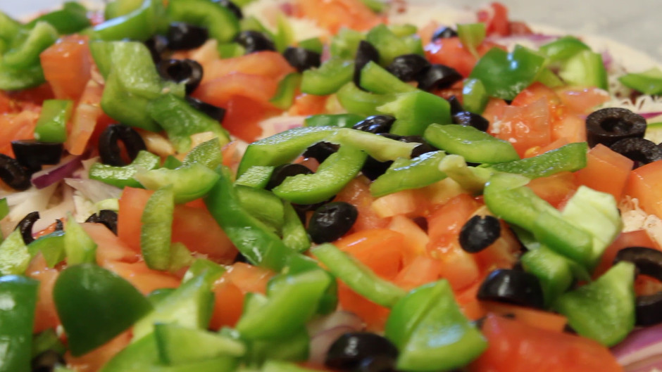 veggie pizza with green peppers